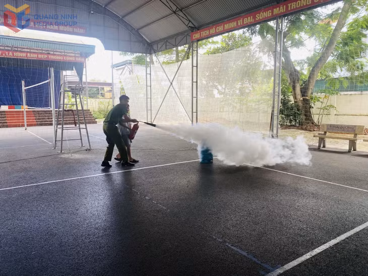 Đoàn Thanh niên phường Uông Bí phối hợp với Đội Chữa cháy và Cứu nạn, cứu hộ khu vực 2, phòng Cảnh sát PCCC và CNCH (Công an tỉnh) hướng dẫn kỹ năng phòng, chống cháy nổ cho trẻ.