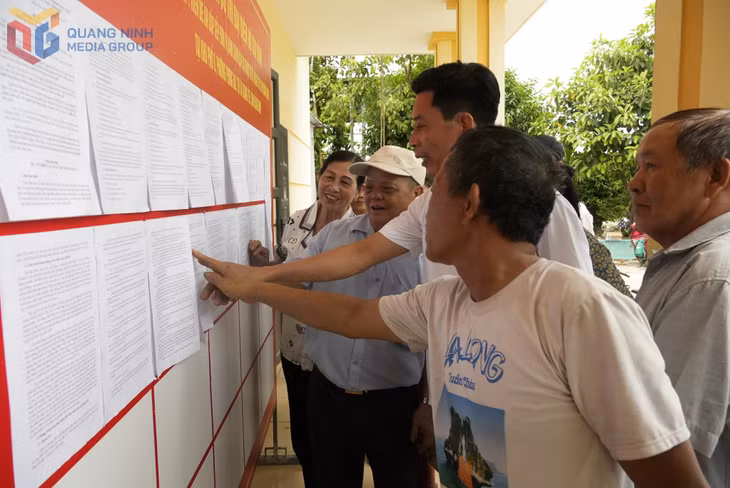 Người dân khu Phong Hải 8 (phường Liên Hoà) nắm bắt thông tin việc sắp xếp khu phố trên địa bàn.