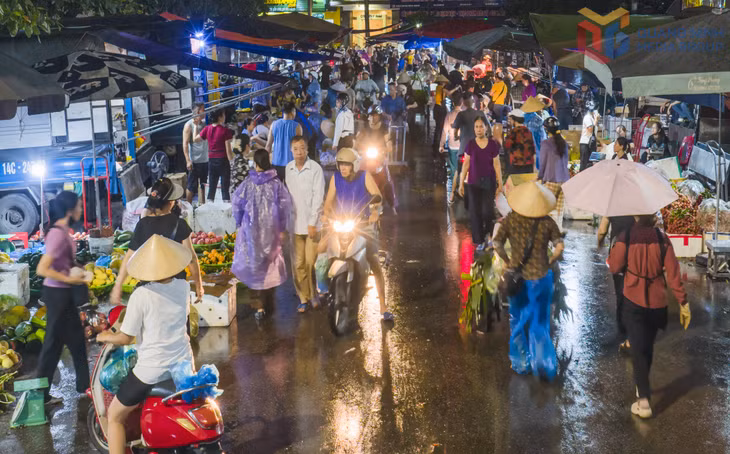 Những người lao động cần mẫn miệt mài mưu sinh xuyên đêm để bảo đảm nguồn hàng cho ngày mới. 