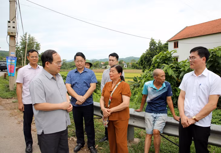 Đồng chí Bí thư Tỉnh ủy trò chuyện với người dân xã Điền Xá và mong muốn người dân tiếp tục ủng hộ, sớm bàn giao mặt bằng để thi công Dự án nâng cấp Quốc lộ 4B.