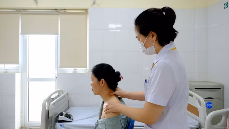 Bệnh viện Y học cổ truyền Trung ương tiếp nhận nhiều trường hợp đau cổ vai gáy còn khá trẻ. Ảnh: Mỹ Ly