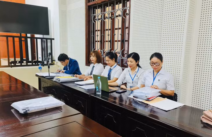 Luật sư Phạm Thị Lan (ngồi giữa) tham gia bào chữa cho bị cáo trong phiên toà Hình sự.