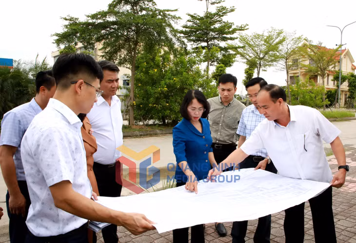 Tổ công tác rà soát, tháo gỡ khó khăn, vướng mắc cho các dự án tại phường Vàng Danh (6-2026). Ảnh: Mạnh Trường