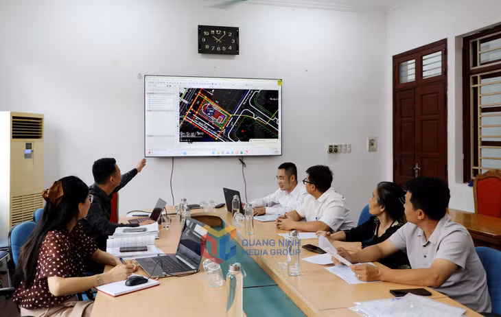 Trung tâm cung ứng dịch vụ phường Quang Hanh trao đổi với hộ dân về phương án hỗ trợ đền bù dự án cải tạo, nâng cấp Quốc lộ 279.