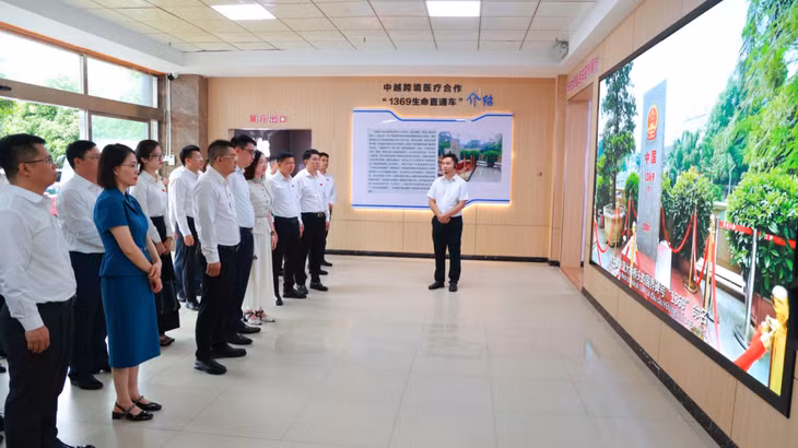 Đoàn tham quan một số địa điểm tại thành phố Đông Hưng, Trung Quốc.