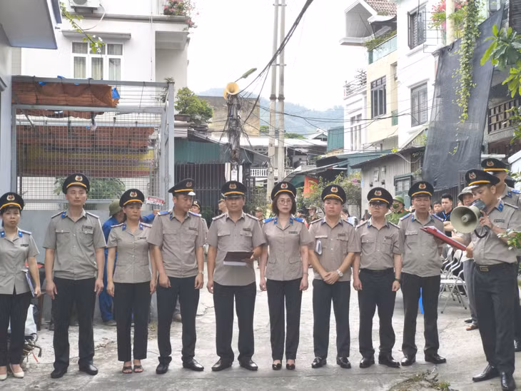 Phòng Thi hành án dân sự khu vực 3 công bố quyết định cưỡng chế, giao tài sản cho người mua trúng đấu giá theo quy định của pháp luật.