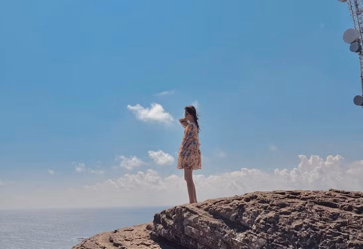 Du khách đứng trên đỉnh núi Cao Cát ngắm nhìn toàn cảnh đảo Phú Quý. Ảnh: Linh Boo