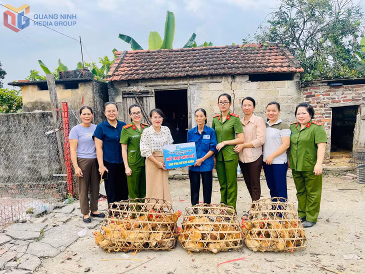 Hội LHPN phường Hoành Bồ trao tặng mô hình sinh kế cho hội viên hoàn cảnh khó khăn, tháng 6/2026.