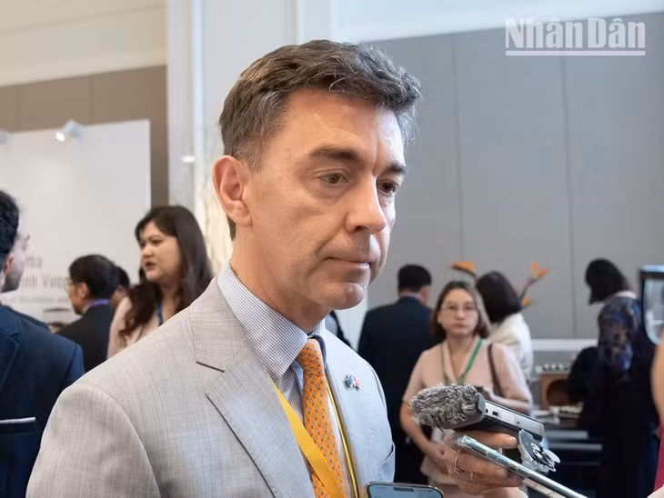 Đại sứ Liên minh châu Âu Julien Guerrier đánh giá cao vai trò tiên phong của Việt Nam trong việc xây dựng các cơ chế đối thoại hòa bình và ổn định khu vực. (Ảnh: MINH DUY)