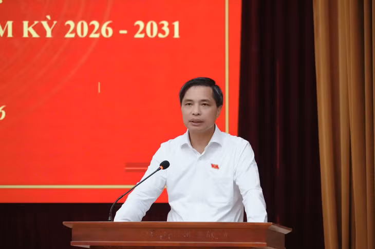 Đồng chí Vũ Văn Diện, Phó Chủ tịch Thường trực UBND tỉnh, thông tin tới cử tri về các nhiệm vụ trọng tâm của tỉnh.