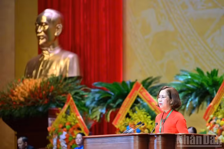 Phó Chủ tịch Hội Nông dân Việt Nam Bùi Thị Thơm trình bày các báo cáo tại phiên bế mạc Đại hội.