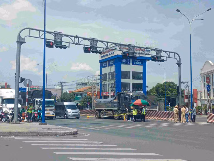 Tai nạn xảy ra ở khu vực ngã sáu An Phú. Ảnh: Bạn đọc cung cấp