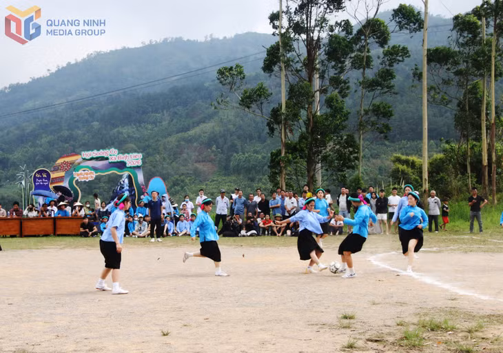 Giao lưu bóng đá nữ Sán Chỉ giữa xã Bình Liêu và xã Đông Ngũ tại Ngày hội Soóng Cọ năm 2026.