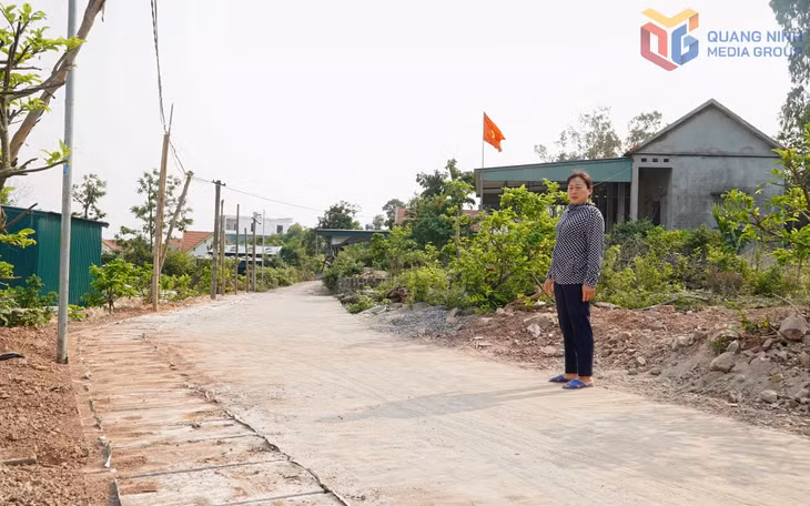 chị Ngô Thị Phượng, khu phố Vườn Chay, phường Quảng Yên đã hiến 30m² đất để mở rộng tuyến đường.