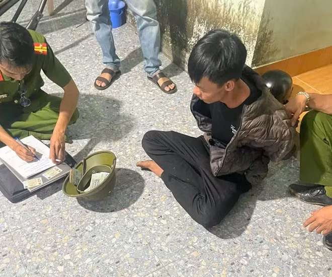 Đối tượng bị bắt giữ cùng tang vật vụ trộm cắp. Ảnh: Công an