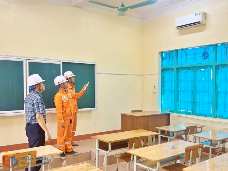 Các cán bộ, nhân viên Điện lực Bình Liêu kiểm tra toàn diện đường dây, trạm biến áp phụ tải đến các thiết bị tại các phòng thi trên địa bàn xã.