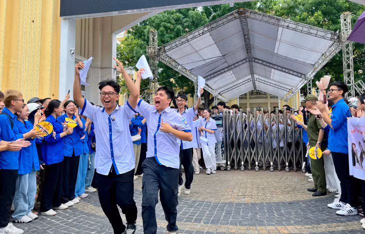 Sĩ tử Quảng Ninh vui mừng, phấn khởi sau khi hoàn thành bài thi môn ngữ văn.