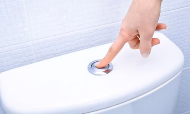 Các loại bồn cầu hiện nay đều phân ra 2 chế độ xả nhẹ và mạnh để tiết kiệm nước hơn. (Ảnh minh họa)