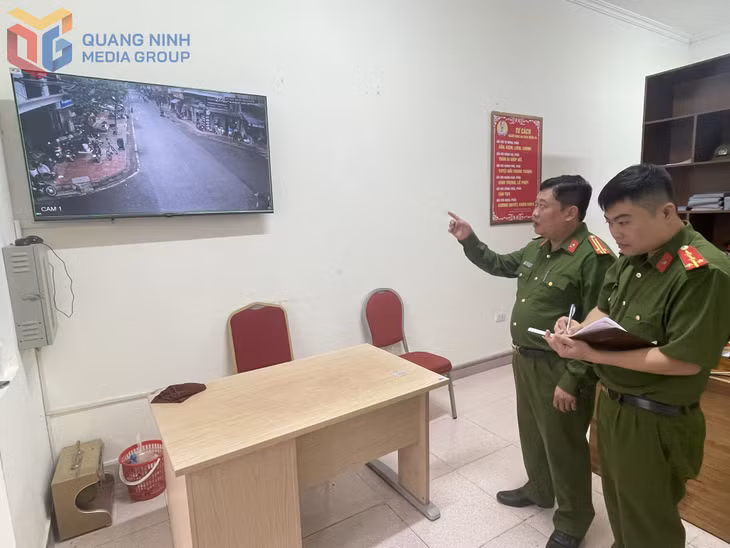 Công an xã Ba Chẽ nắm bắt tình hình ANTT, ATGT trên địa bàn thông qua hệ thống Camera an ninh.