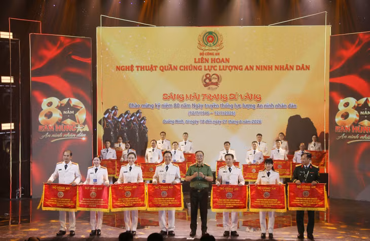 Ban Tổ chức tặng cờ