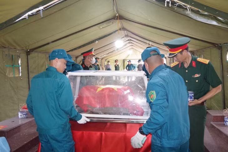 Công tác lấy mẫu hài cốt liệt sĩ chưa xác định được thông tin tại Nghĩa trang liệt sĩ phường Phong Cốc được thực hiện an toàn, trang nghiêm, chính xác. (Ảnh: Đơn vị cung cấp)