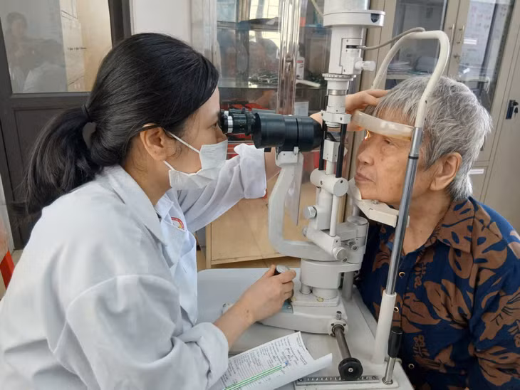 Các bác sĩ chuyên khoa mắt Bệnh viện Đa khoa khu vực Quảng Yên sử dụng các thiết bị hiện đại để thăm khám, tầm soát các bệnh lý về mắt cho người dân phường Hiệp Hòa.