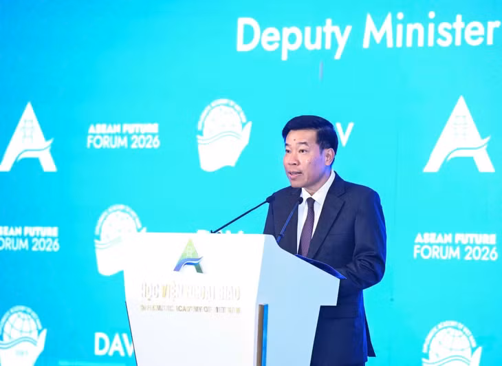 Ủy viên Trung ương Đảng, Thứ trưởng Ngoại giao Nguyễn Mạnh Cường phát biểu tại phiên bế mạc. (Ảnh: TRẦN HẢI)