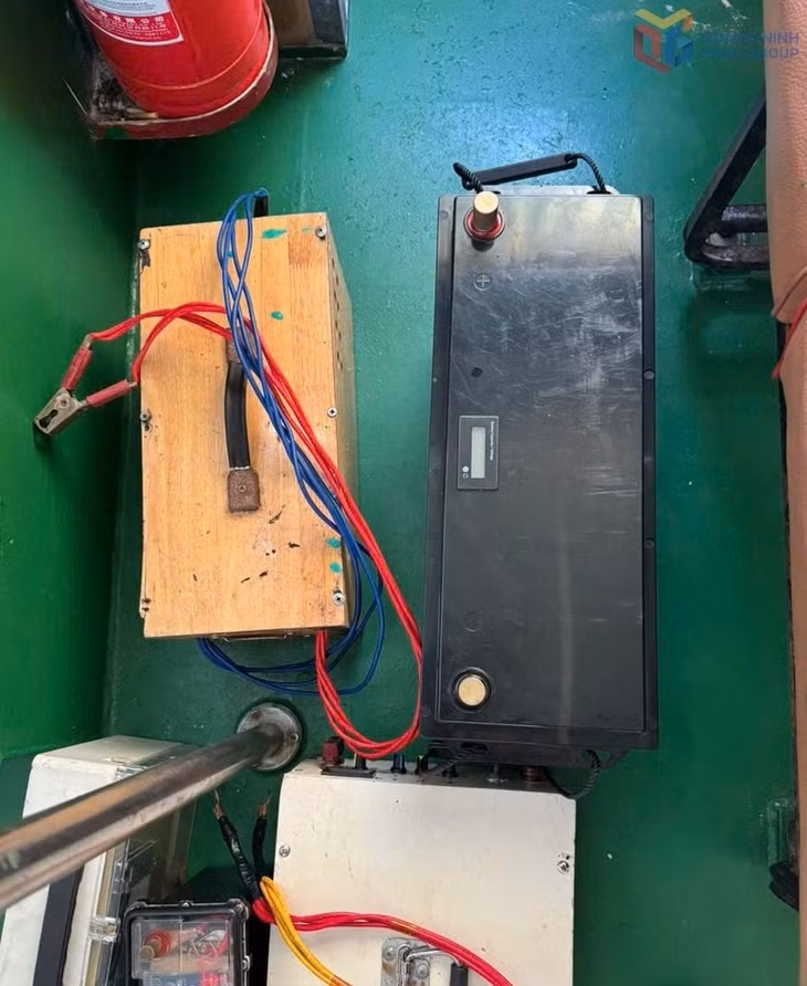 Kích điện thu giũ trên phương tiện khai thác thuỷ sản trái phép do Đồn BP Cô Tô thu giữ.