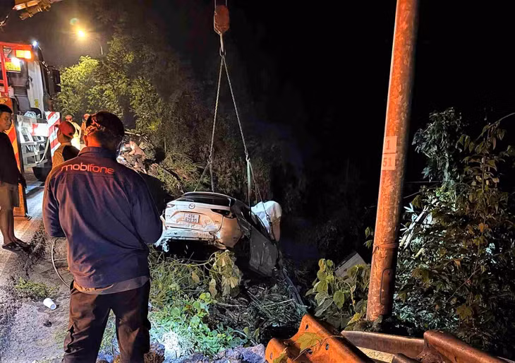Đến khoảng 0h15 ngày 21.6, lực lượng cứu hộ đã đưa chiếc xe con lên khỏi vực sâu. Ảnh: Hải Đường