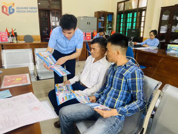 Cán bộ Trung tâm Phục vụ hành chính công xã Tiên Yên hướng dẫn người dân nộp hồ sơ qua mạng.