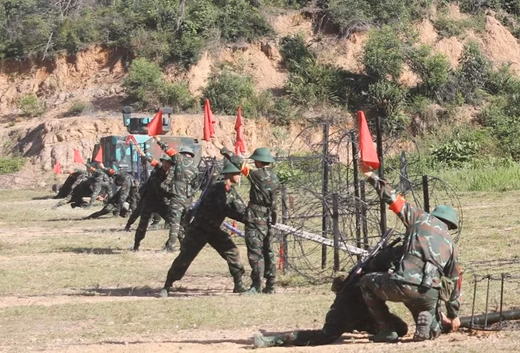 Chiến sĩ mới thực hành nội dung gói buộc, đánh thuốc nổ.