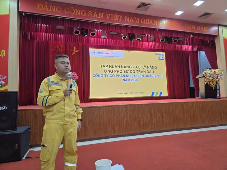 Giảng viên tập huấn lý thuyết về ứng phó sự cố.