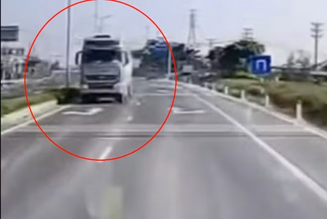 Tài xế đi ngược chiều ở Ninh Bình. Ảnh: Cắt từ clip