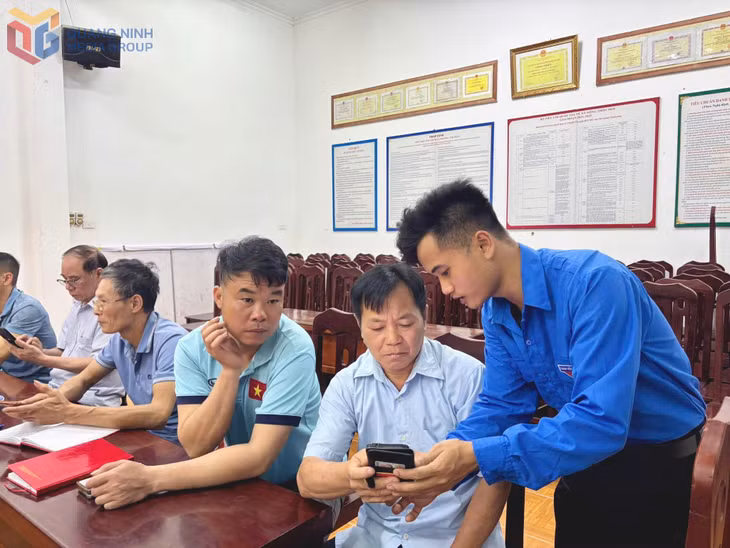 Đoàn Thanh niên xã Ba Chẽ tổ chức hỗ trợ đảng viên các chi bộ cài đặt ứng dụng Sổ tay đảng viên điện tử.