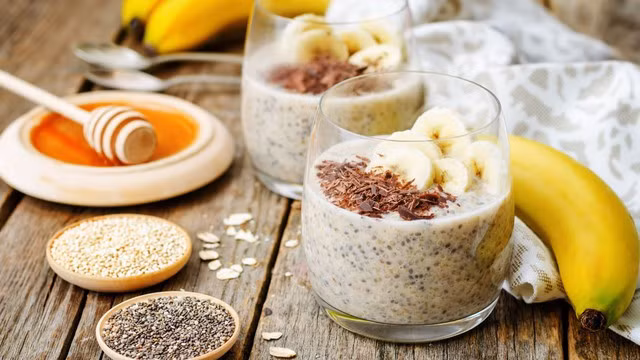 Bữa sáng với yến mạch ngâm qua đêm, hạt chia và trái cây cung cấp năng lượng cho sĩ tử trong ngày thi mà không gây nặng bụng.