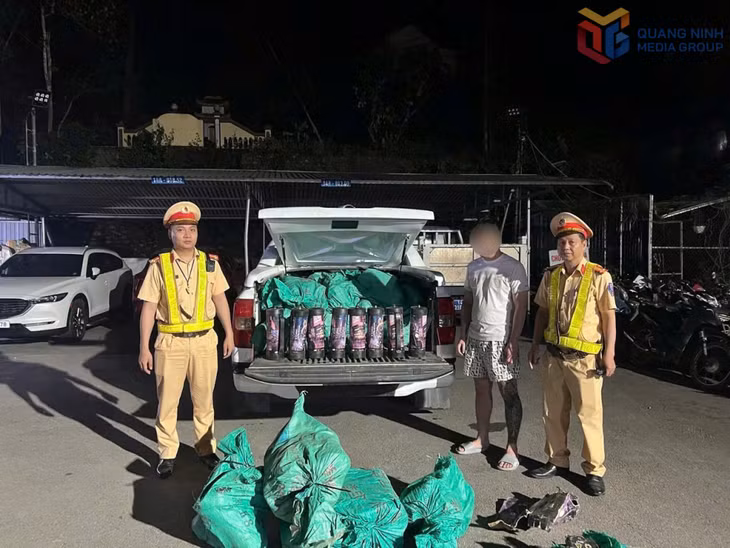 Đội CSGT Đường bộ số 3, Phòng CSGT công an tỉnh, bắt giữ phương tiện vận chuyển bình khí cười.
