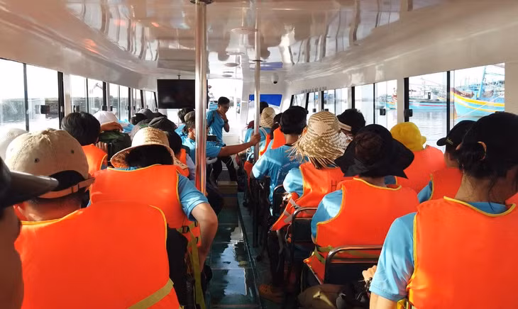 Chỉ mất khoảng 30 - 40 phút đi tàu từ xã Phước Thể hoặc Liên Hương, du khách đã đặt chân lên đảo nhỏ xinh đẹp Hòn Cau.