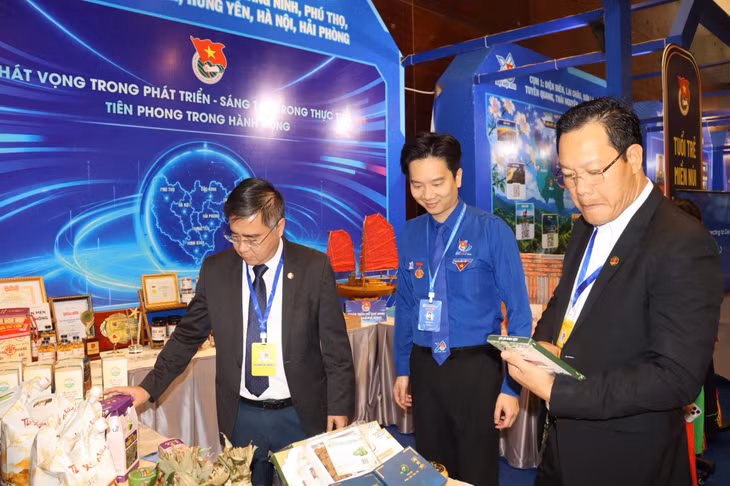 Đồng chí Nguyễn Chí Thành, Ủy viên Ban Thường vụ Tỉnh ủy, Phó Chủ tịch Thường trực Ủy ban MTTQ Việt Nam tỉnh Quảng Ninh tham quan gian hàng triển lãm sản phẩm của thanh niên.