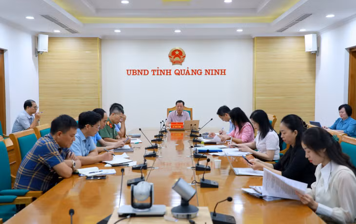 Đồng chí Phó Chủ tịch UBND tỉnh Lê Văn Ánh nghe và cho ý kiến về phương án triển khai hệ thống điện mặt trời mái nhà và trang bị điều hòa tại các cơ sở giáo dục công lập.