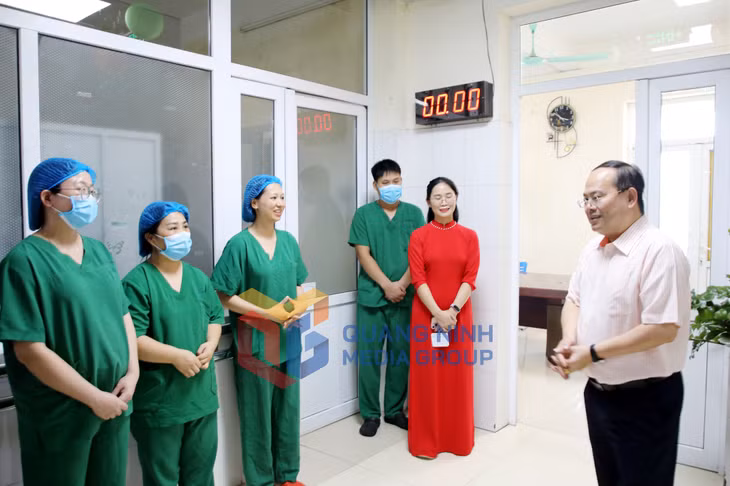 Đồng chí Bí thư Tỉnh ủy trò chuyện, động viên đội ngũ y, bác sĩ Khoa Hồi sức tích cực (6-2026). Ảnh: Thu Chung