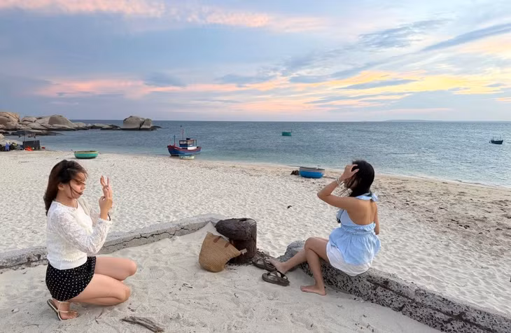 Chị Trần Ngọc Minh - du khách đến từ TPHCM cho biết, Hòn Cau gây ấn tượng với nước biển trong xanh và khung cảnh hoang sơ. Vì vậy, chị cùng gia đình quyết định trốn phố thị 2 ngày, đến khám phá và trải nghiệm lặn ngắm san hô, chèo sup.
