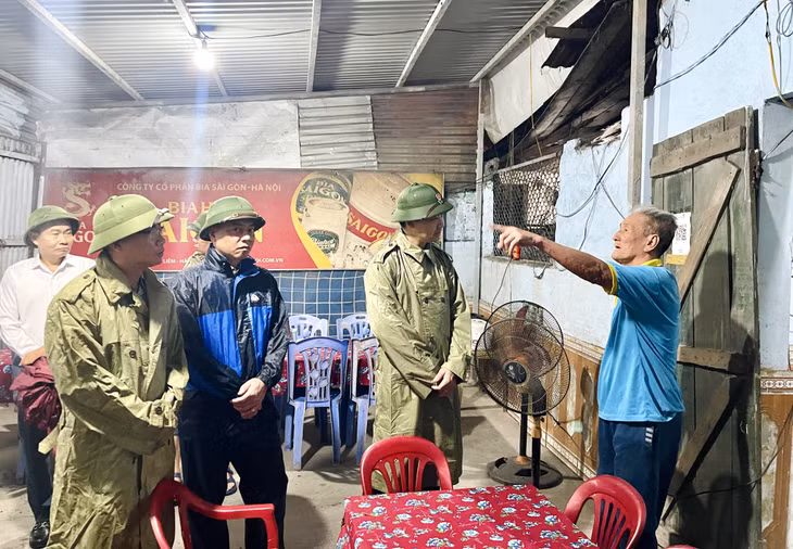 Đoàn công tác trò chuyện, tìm hiểu về cuộc sống cũng như kiến nghị của người dân khu Khe Sím, nơi thường xuyên bị ngập lụt mỗi khi mưa lớn.