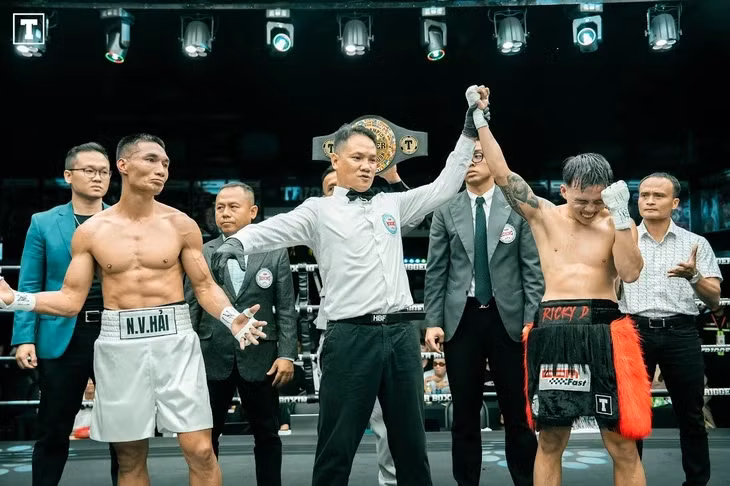Văn Hải (quần trắng) phản ứng với điểm số của tổ trọng tài quyết định - Ảnh: TGBX
