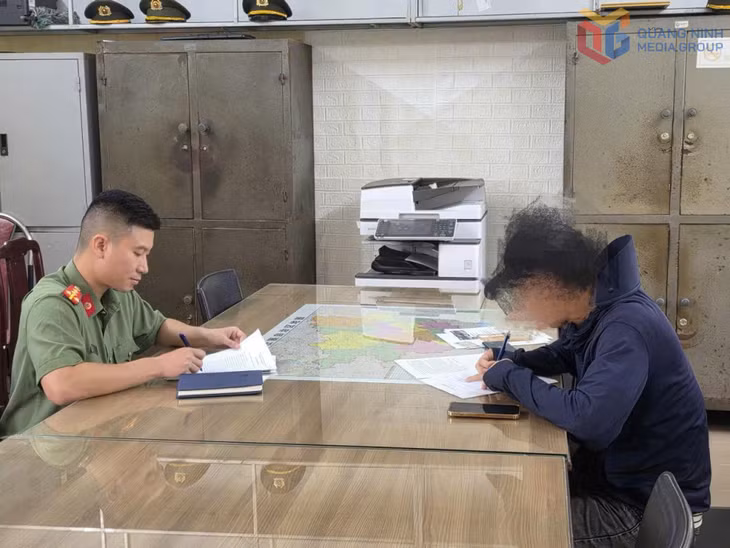 Công an phường Móng Cái 1 làm việc, nhắc nhở trường hợp đăng nội dung xấu, tiêu cực liên quan đến lực lượng chức năng.