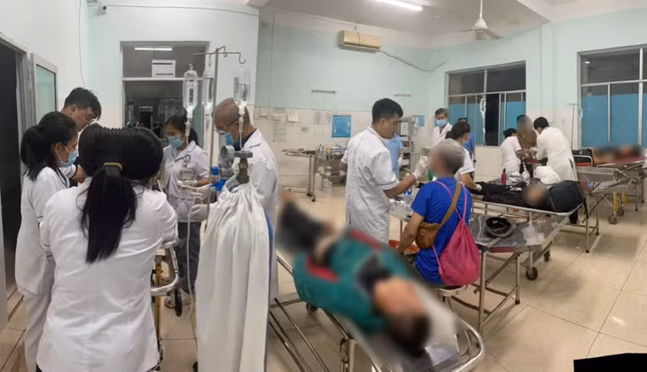 Những người bị thương, bị xây xát nhẹ được đưa đến cơ sở y tế. Ảnh: Phạm Duy