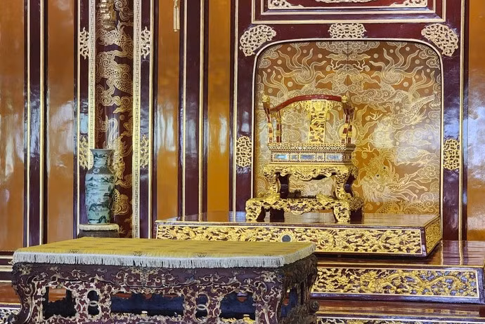 Ngai vàng triều Nguyễn sau khi bị khách tham quan bẻ gãy đã được phục chế lại nguyên trạng - Ảnh: NHẬT LINH