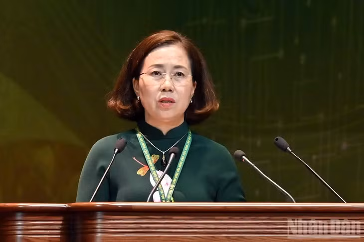 Phó Chủ tịch Hội Nông dân Việt Nam Bùi Thị Thơm trình bày dự thảo quy chế bầu cử.