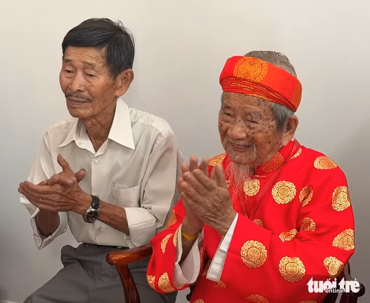 Niềm vui của nhà nghiên cứu Nguyễn Đình Tư và con trai Nguyễn Việt Hùng trong ngày nhận nhà mới - Ảnh: HOÀI PHƯƠNG