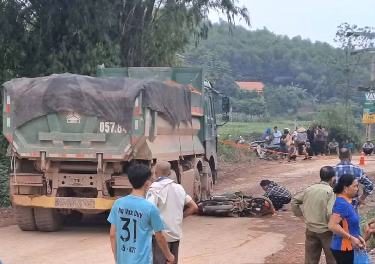 Hiện trường vụ tai nạn khiến người đàn ông tử vong tại chỗ. Ảnh: Hà Thanh