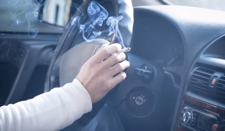 Thức ăn và thuốc lá là hai nguyên nhân phổ biến khiến xe ô tô xuất hiện mùi khó chịu. (Ảnh minh họa)